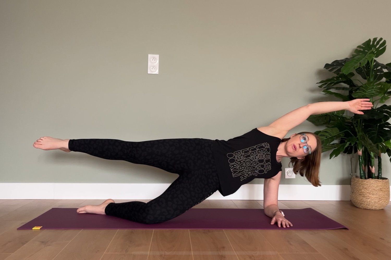 Anaïs, coach sportive Involve Evolve, en planche latérale sur un tapis